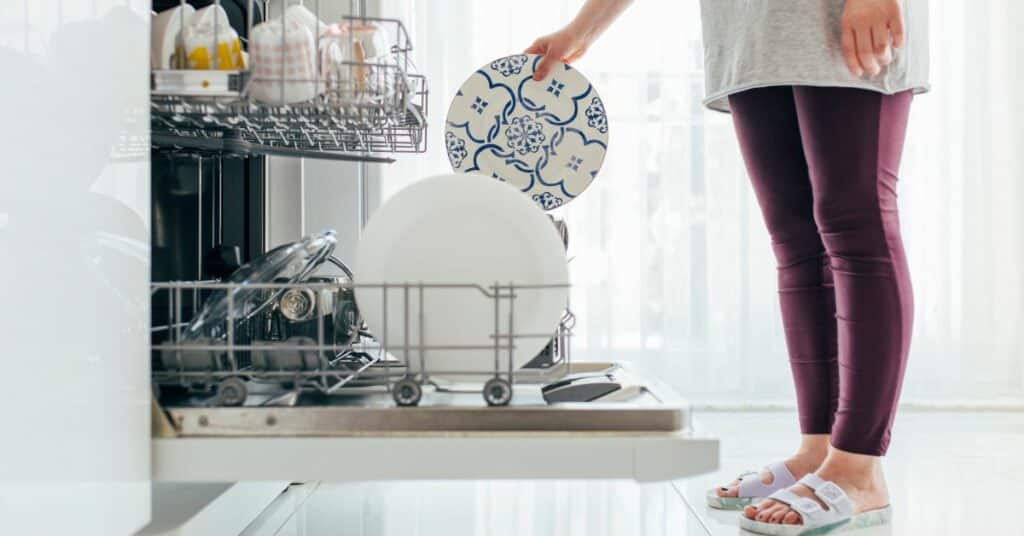 כיצד לשלב מדיח כלים קטן במטבח או במשרד שלך